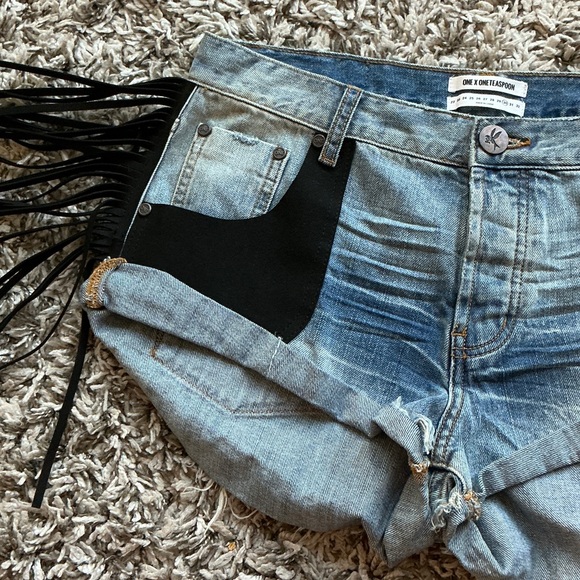 One Teaspoon Light Wash Heartland Viper Bandits Denim Black Fringe Shorts - Picture 4 of 7
